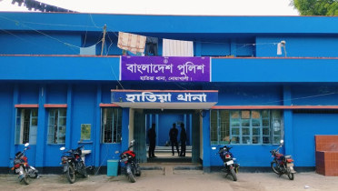 পুলিশের গাড়িতে যুবককে পেটানোর অভিযোগ