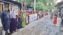 দ্রুত রাস্তা নির্মাণের দাবিতে মানববন্ধন 