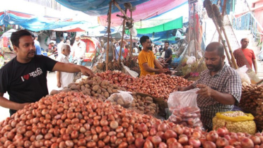আমদানির খবরে কেজিতে ২০ টাকা কমেছে পেঁয়াজের দাম আমদানির খবরে কেজিতে ২০ টাকা কমেছে পেঁয়াজের দাম