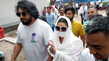 মাস্কে মুখ ঢেকে আদালতে পরীমনি