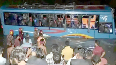বাস নিয়ন্ত্রণ হারিয়ে পুকুরে, শিশুসহ নিহত ৩