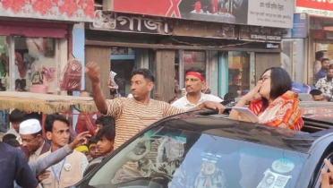 শেষ গণমিছিলে ‘ফ্লাইং কিস’ দিলেন রুমিন ফারহানা