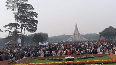 জাতির শ্রেষ্ঠ সন্তানদের স্বরণে স্মৃতিসৌধে জনতার ঢল জাতির শ্রেষ্ঠ সন্তানদের স্বরণে স্মৃতিসৌধে জনতার ঢল