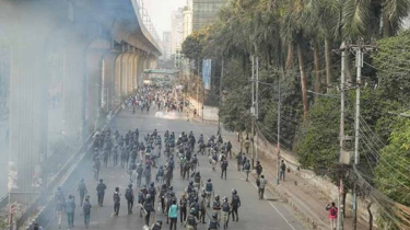 এবার শাহবাগে পুলিশ-আন্দোলনকারী সংঘর্ষ