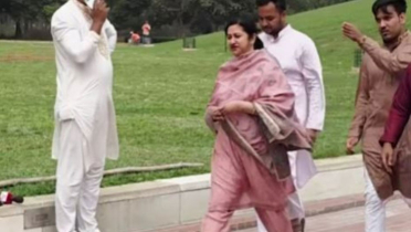 শ্বশুর-শাশুড়ির কবর জিয়ারত করলেন শর্মিলা রহমান