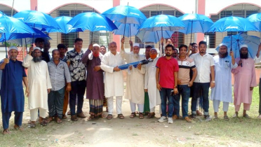 শিক্ষকদের ছাতা উপহার দিলেন বিএনপি নেতা টুকু
