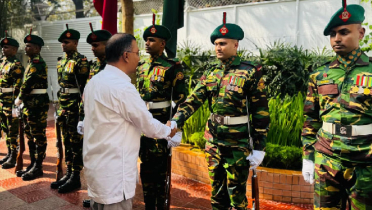 বাসার সামনে কর্তব্যরত সেনাসদস্যদের সঙ্গে প্রধানমন্ত্রীর কুশল বিনিময় 