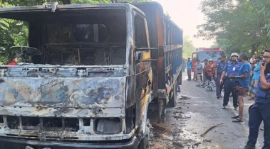 পদ্মা সেতুর সামনে এক্সপ্রেসওয়ে অবরোধ করে ট্রাকে আগুন