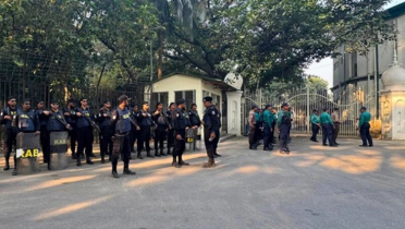 কড়া নিরাপত্তায় ১৩ সেনা কর্মকর্তাকে ট্রাইব্যুনালে আনা হচ্ছে