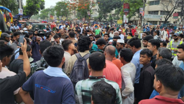 ইউআইইউ শিক্ষার্থীদের সড়ক অবরোধ, যান চলাচল বন্ধ 