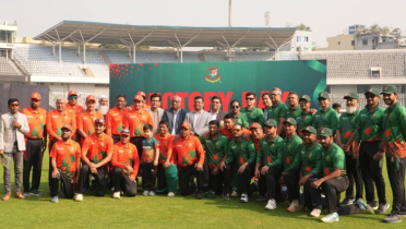 বিজয় দিবস প্রদর্শনী ম্যাচে নান্নুদের হারালেন আশরাফুলরা বিজয় দিবস প্রদর্শনী ম্যাচে নান্নুদের হারালেন আশরাফুলরা