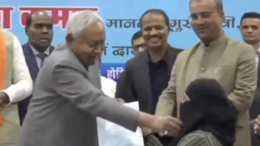 মুসলিম নারীর নিকাব টেনে খুললেন বিহারের মুখ্যমন্ত্রী মুসলিম নারীর নিকাব টেনে খুললেন বিহারের মুখ্যমন্ত্রী