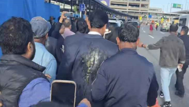 নিউইয়র্কে আখতারকে ডিম ছুঁড়ে মারল আ.লীগের নেতাকর্মীরা