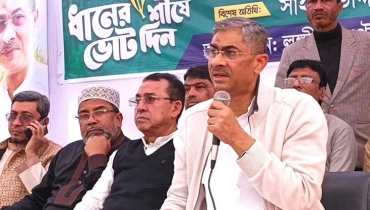 এক দলের কর্মীরা হেলমেট মাথায় দিয়ে মহড়া দিচ্ছে: এ্যানি এক দলের কর্মীরা হেলমেট মাথায় দিয়ে মহড়া দিচ্ছে: এ্যানি