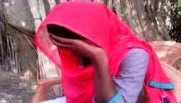 বিয়ের দাবিতে প্রেমিকের বাড়িতে গৃহবধূর অনশন