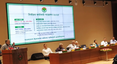 কর্মকর্তাদের শপথ করালেন সিইসি, দিলেন নিরপেক্ষ থাকার বার্তা