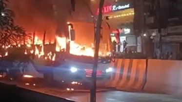 রাজধানীতে বাসে আগুন রাজধানীতে বাসে আগুন