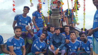 ট্রলার সাজিয়ে নেচে-গেয়ে মাছ নিয়ে ফিরল জেলেরা