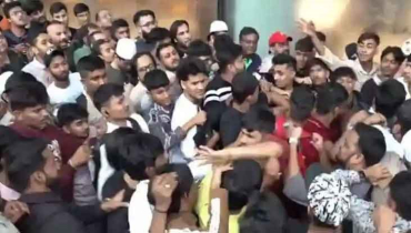 ভারতে আইফোন কেনা নিয়ে ক্রেতাদের সংঘর্ষ!