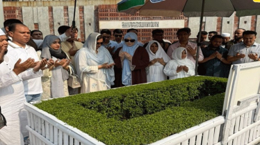 কোকোর কবর জিয়ারত করলেন স্ত্রী শর্মিলা রহমান