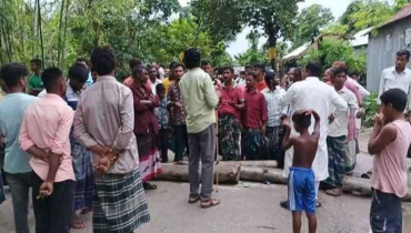 সারের দাবিতে সড়ক অবরোধ করে কৃষকদের বিক্ষোভ