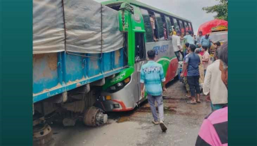 দাঁড়িয়ে থাকা ট্রাকে বাসের ধাক্কা, চালক নিহত