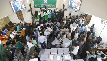 জাকসু নির্বাচনের ব্যালট বাক্স নেয়া হচ্ছে সিনেট হলে