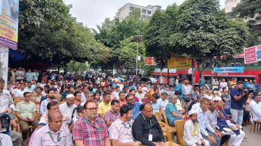 অবৈধ বাসস্ট্যান্ড উচ্ছেদের দাবিতে জবি শিক্ষার্থীদের সমাবেশ