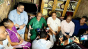ঋতুপর্ণার ক্যান্সারাক্রান্ত মায়ের পাশে তারেক রহমান