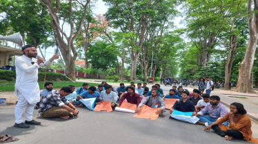 রাকসু নির্বাচন-শতভাগ আবাসন দাবিতে রাবি শিক্ষার্থীদের বিক্ষোভ 