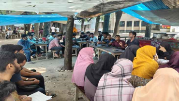 কর্মবিরতি উপেক্ষা করে গাছতলায় ক্লাস নিলেন রাবি শিক্ষক