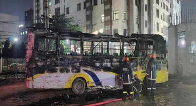 সাভারে যাত্রীবাহী বাসে আগুন, গুলিবর্ষণ সাভারে যাত্রীবাহী বাসে আগুন, গুলিবর্ষণ