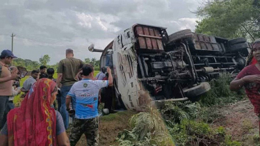 খাদে পড়ে গেল বাস, প্রাণে বাঁচল ৩৫ সাংবাদিক