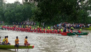 টাঙ্গাইলে নৌকা বাইচ দেখতে হাজারো দর্শনার্থীর ঢল