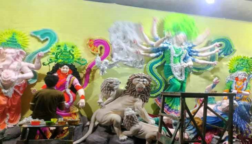 প্রতিমায় রঙ-তুলির আঁচড়ে ব্যস্ত টাঙ্গাইলের কারিগররা