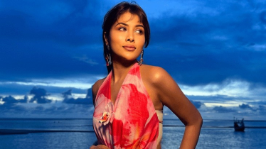 নীল সমুদ্রের তীরে ভিন্ন লুকে টয়া
