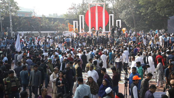 ভোরের আলো ফুটতেই শহীদ মিনারে জনতার ঢল