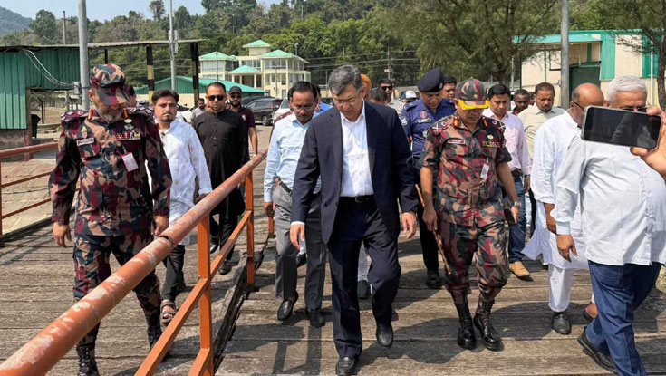 টেকনাফ স্থলবন্দর পরিদর্শন করলেন স্বরাষ্ট্রমন্ত্রী