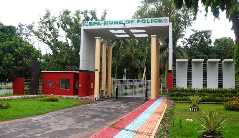 গ্রেফতার এড়াতে আত্মগোপনে পুলিশের ডিআইজি গ্রেফতার এড়াতে আত্মগোপনে পুলিশের ডিআইজি