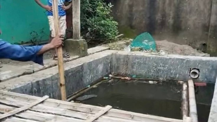 মোবাইল তুলতে সেপটিক ট্যাংকে নেমে চার যুবকের মৃত্যু মোবাইল তুলতে সেপটিক ট্যাংকে নেমে চার যুবকের মৃত্যু
