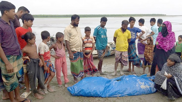 বাল্কহেডের ধাক্কায় ট্রলার ডুবে নিহত ১ বাল্কহেডের ধাক্কায় ট্রলার ডুবে নিহত ১