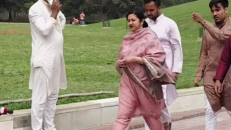 শ্বশুর-শাশুড়ির কবর জিয়ারত করলেন শর্মিলা রহমান