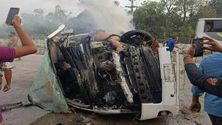 মাইক্রোবাস নিয়ন্ত্রণ হারিয়ে ডিভাইডারে ধাক্কা, নিহত ৩