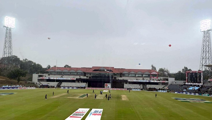 দিনের বেলায় ফ্লাডলাইট জ্বালিয়ে খেলা শুরু