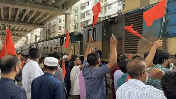 আট দাবিতে ঢাকায় ট্রেন আটকে বৃহত্তর সিলেটবাসীর বিক্ষোভ আট দাবিতে ঢাকায় ট্রেন আটকে বৃহত্তর সিলেটবাসীর বিক্ষোভ