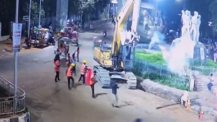 ঢাবির রাজু ভাস্কর্য এলাকায় বিস্ফোরণ ঢাবির রাজু ভাস্কর্য এলাকায় বিস্ফোরণ