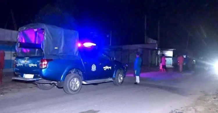 ব্যবসায়ীকে কুপিয়ে স্বর্ণ-নগদ টাকা ছিনতাই ব্যবসায়ীকে কুপিয়ে স্বর্ণ-নগদ টাকা ছিনতাই