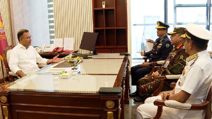 প্রধানমন্ত্রীর সঙ্গে ৩ বাহিনী প্রধানের সাক্ষাৎ