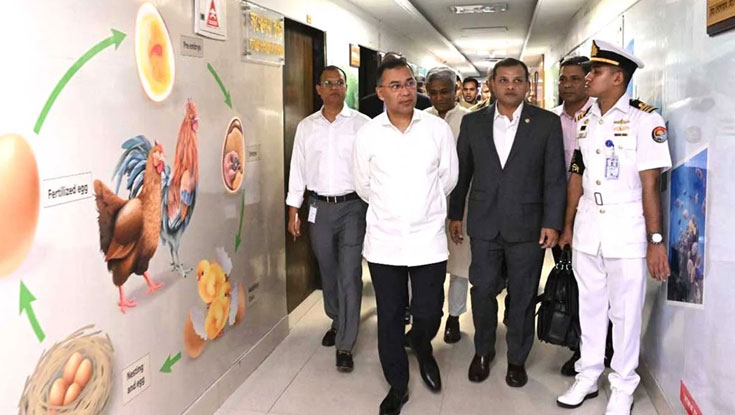 সচিবালয়ের বিভিন্ন দফতরে প্রধানমন্ত্রীর আকস্মিক পরিদর্শন