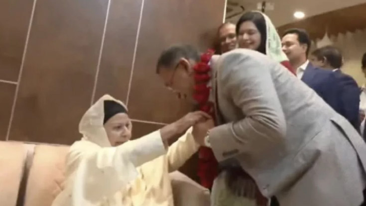 তারেক রহমানকে ফুলের মালা দিয়ে বরণ